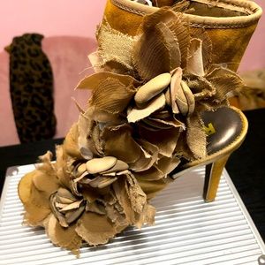 Suede bootie good few normal wear signs good condition